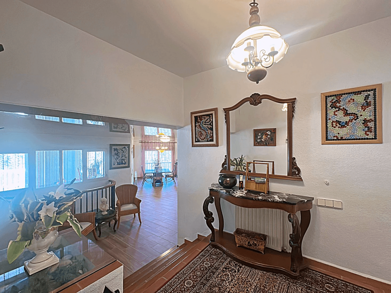 Preciosa villa independiente con vista panorámica, hermoso jardín y muchas posibilidades (alquiler o residencia permanente), absolutamente idílico.