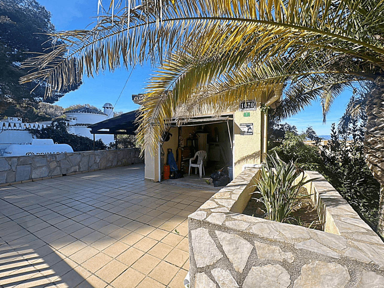 Preciosa villa independiente con vista panorámica, hermoso jardín y muchas posibilidades (alquiler o residencia permanente), absolutamente idílico.
