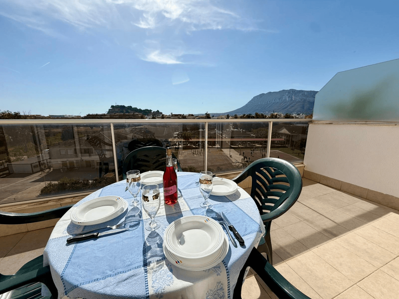 Ático en Dénia, con increibles vistas al montgo y castillo, junto a la playa y a un paso del centro