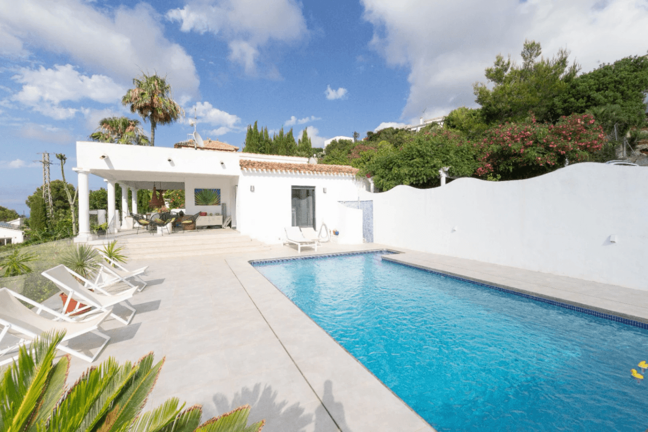 Moderne villa met uitzicht op zee