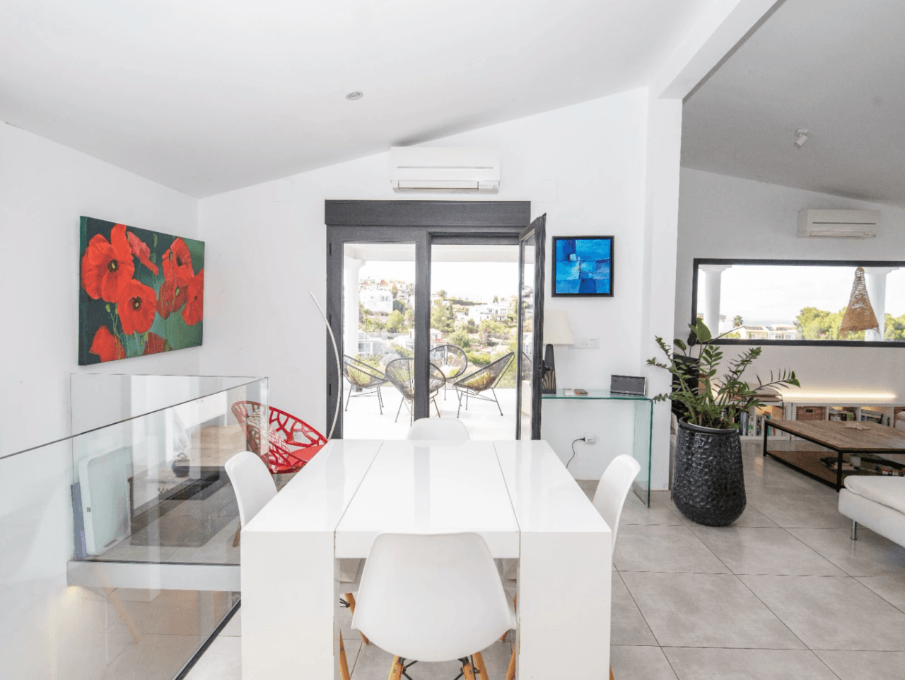 Moderne villa met uitzicht op zee