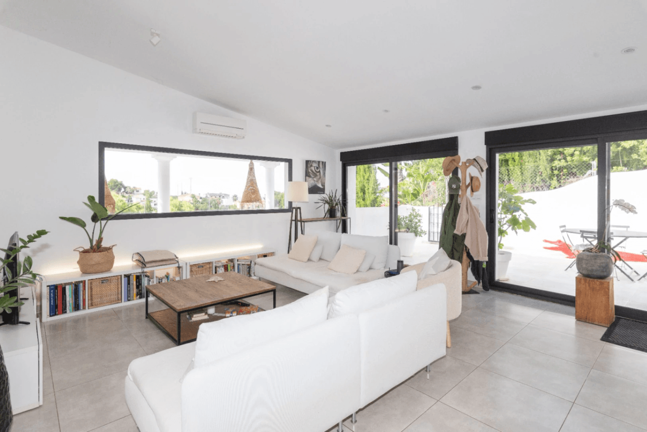 Moderne villa met uitzicht op zee