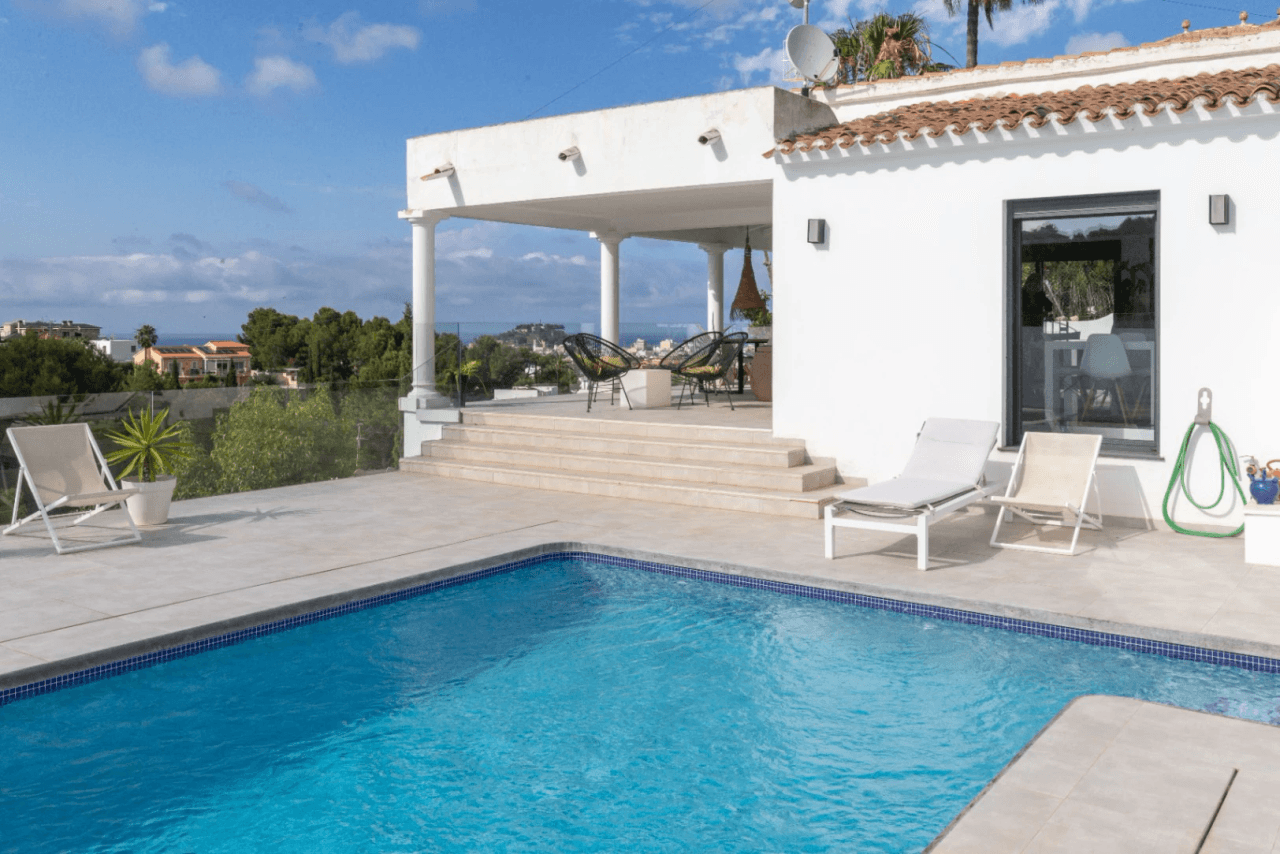 Moderne villa met uitzicht op zee