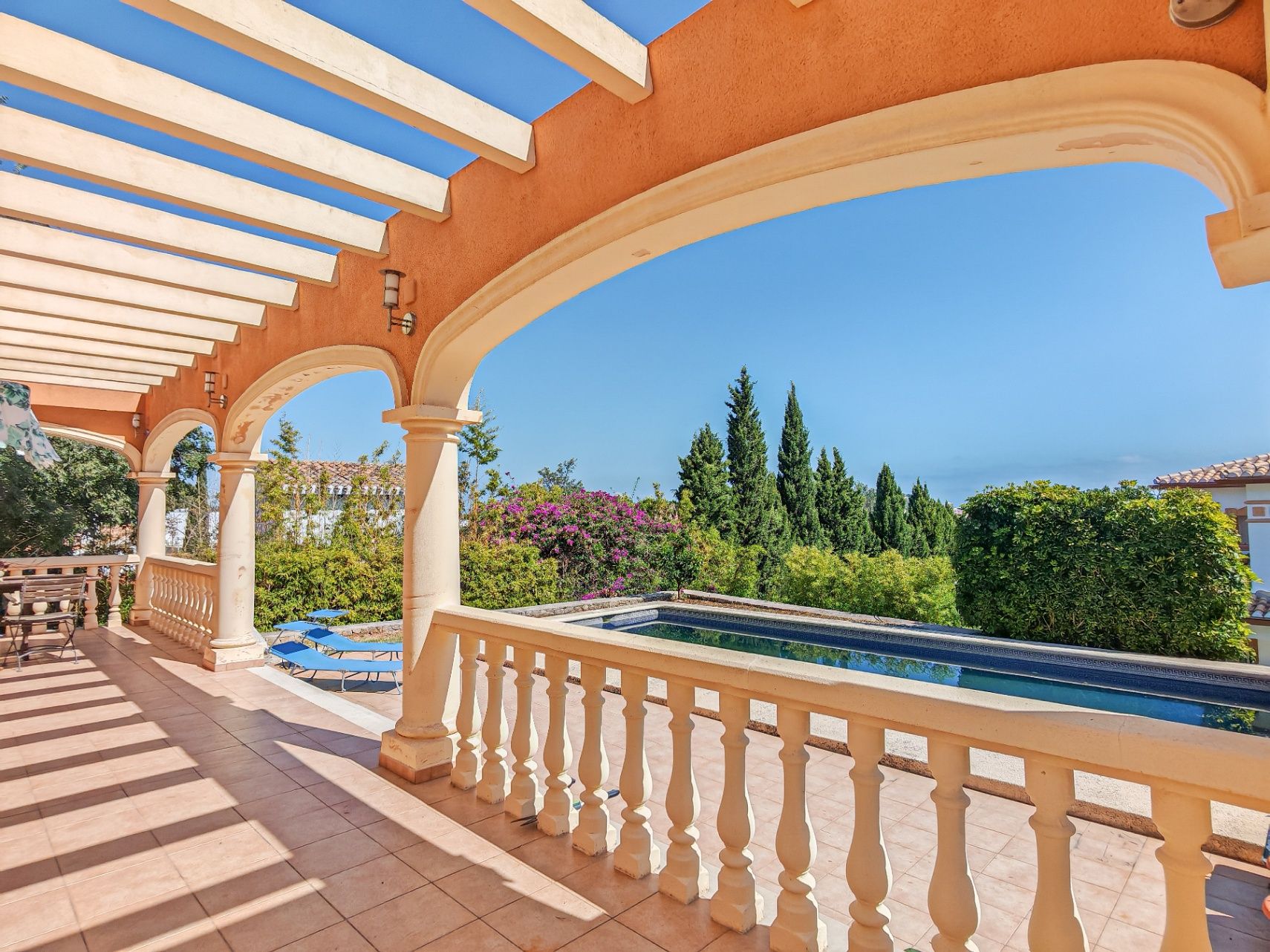 Gran chalet/villa en venta  muy   amplia  con piscina privada  en Denia