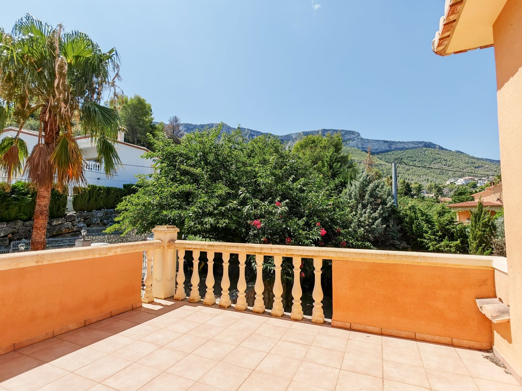 Gran chalet/villa en venta  muy   amplia  con piscina privada  en Denia